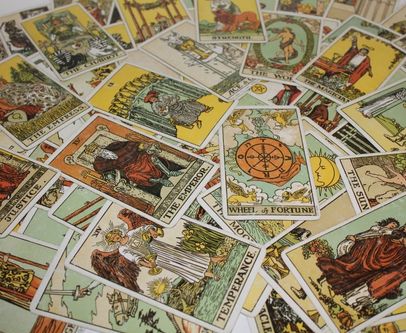 De voordelen van het opnemen van tarot in je dagelijkse routine: Hoe dagelijks met de tarot bezig zijn je kan helpen bij persoonlijke groei en zelfontdekking